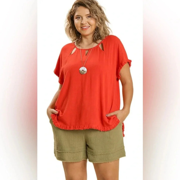 Umgee Linen Blend Cut Out Round Neckline Top with Frayed Fringe Hem - Picture 2 of 8